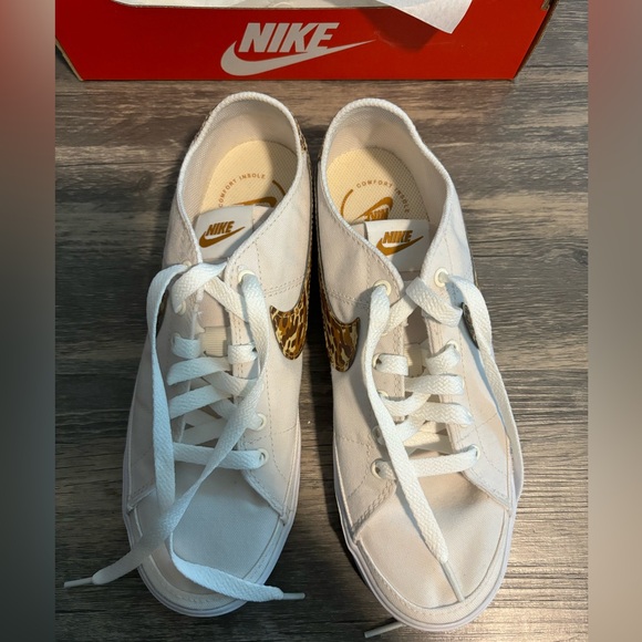 BRAND NEW - Size 9 Nikes - Picture 3 of 6